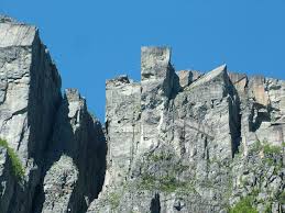 Preikestolen är en fjällplatå som ligger vid nordsidan av lysefjorden i forsands kommun, ryfylke sør i fjordene i norge.platån är ett känt turistmål i ryfylke och för norge. File Preikestolen Vom Lysefjorden Jpg Wikimedia Commons