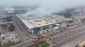 Grande incêndio atinge a Feira dos Importados no DF; VÍDEO