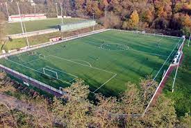 Feet, legs, and a smile. Les Stades