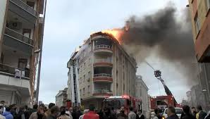 Jun 11, 2021 · esenyurt'ta gece saatlerinde hurda deposunda çıkan yangın paniğe neden oldu. Esenyurt Ta 5 Katli Iki Apartmanin Catisinda Yangin Ntv