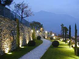 De l'illumination de vos massifs, à l'éclairage de votre façade ou de votre terrasse, de façon classique ou plus design, pze saura vous conseiller sur la meilleure manière de mettre en avant les atouts de votre espace extérieur. Eclairage