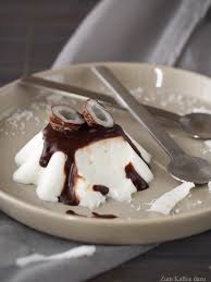 Die panna cotta in glasschälchen füllen und abkühlen lassen. Latte Di Cocco Cotta Oder Kokos Panna Cotta Mit Joghurt Und Schokoladensosse Zum Kaffee Dazu