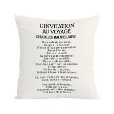 L Invitation Au Voyage De Charles Baudelaire Poeme Qui S Illustre Avec Delicatesse Sur Les Coussins De La Maison Leconte Sur Deco Invitation Voyage Baudelaire