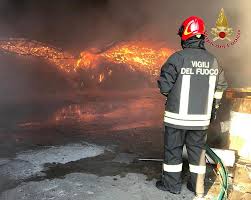 Jul 03, 2021 · volterra — incendio nelle ore serali, col lavoro di spegnimento che è andato avanti nella notte, in una zona a sud di volterra. Incendio Domato Parte La Bonifica Cronaca Vicopisano
