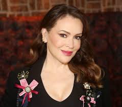 🌟 Alyssa Milano, in una recentissima live su TikTok, si è aperta con  grande sincerità parlando della sua esperienza personale e del suo corpo.  🕊️ Ha raccontato che la sua più grande