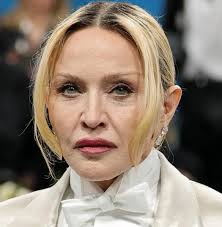 Amigajs y cuando saldrá el nuevo álbum de Nicolasa Minaj? Según lanzaría  álbum este año pero no lanzó nada