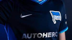 Unsere neuen trikots sind da! Hertha Stellt Neues Trikot Mit Hahohe Schriftzug Im Nacken Vor Rbb24