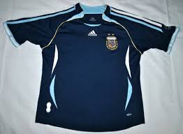 El seleccionado argentino quedó primera en el grupo con 7 puntos.compartia grupo con holanda , costa de marfil y serbia y. Camiseta Seleccion Argentina Adidas Alternativa 2006 Azul Mercado Libre