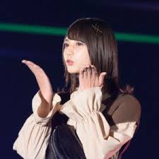 ウインク 投げキッス 日向坂46のキュートなランウェイに歓声 ポーズ 写真 歓声 ロングベスト