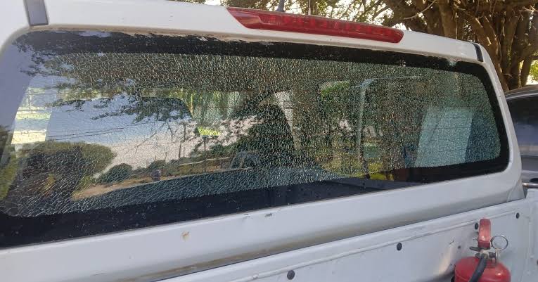📌LAGUNA SIAM 📍Lo retuvieron por amenazar a dos mujeres con un machete y  provocar daños 👉El inadaptado rompió la luneta de una camioneta policial  👮Integrantes de la Comisaría Seccional Sexta retuvi