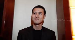 Herjunot ali dan tatjana saphira sudah tak malu lagi untuk mengumbar kemesraan mereka di muka umum. Herjunot Ali Tak Selektif Cari Calon Istri Cuma Mau Ini
