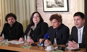 Er sei als junger schauspieler für schwul gehalten worden, sagte wedel dem radiosender hit radio ffh: 600 000 Euro Defizit Bei Festspielen Neue Strukturen