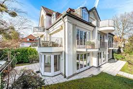 On the ground floor the building offers the residents a gym and a public kitchen which the residents can book to. Wohnung In Nymphenburg Riedel Immobilienmakler