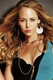 Mary Legault's Instagram, Twitter & Facebook