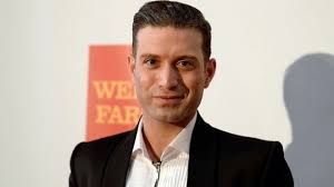 أطلق عمر جونيور حفيد النجم العالمي الراحل عمر الشريف تصريحات نارية في برنامج شباب توكعلى قناة دويتشه فيله الألمانية، حيث اعترف أنه مثلي الجنس.وأكّد عمر أنّ علاقته بأفراد عائلته لم تتأثر على الإطلاق بهذه الميول، لأنهم لا ينظرون إليه سوى أنه الأخ والصديق والإبن، وقال إن. Ø¨Ø§Ù„ÙÙŠØ¯ÙŠÙˆ Ø­ÙÙŠØ¯ Ø¹Ù…Ø± Ø§Ù„Ø´Ø±ÙŠÙ Ø¥Ø¹Ù„Ø§Ù† Ø£Ù†ÙŠ Ù…Ø«Ù„ÙŠ Ø§Ù„Ø¬Ù†Ø³ÙŠØ© Ù„Ù… ÙŠØ³Ø¡ Ø¥Ù„Ù‰ ØµÙˆØ±Ø© Ø¬Ø¯ÙŠ Ø§Ù„ÙˆØ·Ù†