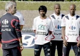 اللاعبون سيكشفون موقفهم للناس قريبا. ØµØ­ÙŠÙØ© Ø§Ù„Ø£ÙŠØ§Ù… Ø¯ÙˆÙ…ÙŠÙ†ÙŠÙƒ ØºØ§Ø¶Ø¨ Ø¨Ø³Ø¨Ø¨ ÙÙŠÙ„Ù… Ù„Ø¯ÙˆØ±Ø§Ø³Ùˆ Ø¹Ù† Ù…Ù†ØªØ®Ø¨ ÙØ±Ù†Ø³Ø§ Ù„ÙƒØ±Ø© Ø§Ù„Ù‚Ø¯Ù…