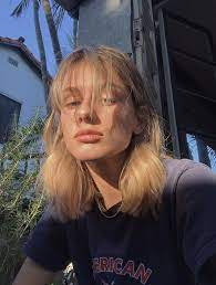Olivia Youre With Blonde Short Hair And Curtain Bangs Blonde Hair With Bangs Short Hair With Bangs Hair Styles