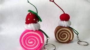 Cara Membuat Gantungan Kunci Roll Cake Dari Kain Flanel Tutorial A Fe Kain Flanel Kerajinan Bunga Gantungan Kunci