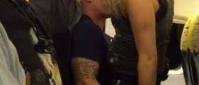 Un agent s'approche d'une voiture jugée suspecte. Oups Le Jeune Homme Filme En Train De Faire L Amour Dans Un Avion Ryanair Pourrait Avoir De Gros Ennuis En Rentrant Chez Lui Sudinfo Be