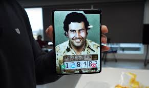 Jul 19, 2021 · pablo escobar was a notoriously violent, powerful and ruthless drug lord. Das Irre Gunstige Falt Handy Pablo Escobar Fold 2 Im Unboxing Video Notebookcheck Com News