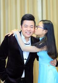 Mỹ chi bắt đầu nổi danh từ khi tham gia và đạt giải á quân chương trình truyền hình thực tế giọng hát việt nhí mùa thứ nhất. PhÆ°Æ¡ng Má»¹ Chi Chia Tay Cha Nuoi Quang Le Sau 6 NÄƒm Gáº¯n Bo Chuyá»‡n Sao Plo