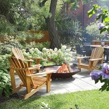 un amenagement paysager bucolique dans la cour arriere un coin feu borde de plate bandes fo amenagement paysager de cour amenagement paysager jardin interieur