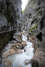 An der kapelle in hammersbach beginnt der wanderweg. Hollentalklamm
