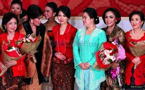 Poster ini bertema kemerdekaan dengan desain biru mudah. Hari Merdeka Selain Nuansa Merah Putih Padanan Busana Batik Atau Kebaya Bisa Dikenakan Untuk Rayakan Hut Ri Okezone Lifestyle