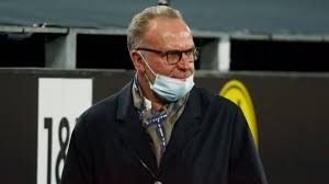 I laughed when i saw lionel messi's contract. Bayern Boss Rummenigge Erklart Seine Kuriose Maske Auf Schalke