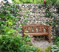 Eine formschöne bank ist darüber hinaus auch ein echter blickfang im garten. Bank Vor Einer Steinmauer Bank Sitzecke Gemutlich Stein Gartengestaltung Inspiration Sitzplatz Im Garten Garten Gartengestaltung