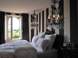 Lit, étagères et cheminée fermée pour l'ameublement chambre. Univers Deco Chambre Noir Blanc Et Gris Deco Chambre Noire Deco Chambre Noir Et Blanc Deco Chambre