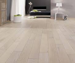 Dans Cette Chambre Sublime Parquet Massif En Chene Blanchi Avec De Belles Veines Reference Parquet Che Carreaux De Sol Parquet Massif Parquet En Bois Clair