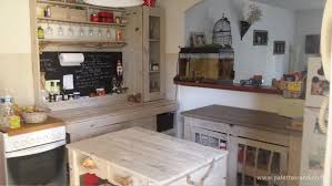 Meuble De Cuisine Type Buffet Realise En Palettes Et Bois Flotte Elements Haut Et Bas Offrant Cuisine En Palette Idee Rangement Cuisine Ilots Central Cuisine