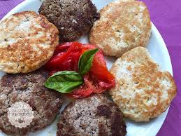 Immaginate, dopo una giornata di duro lavoro, durante la quale avete saltato il pranzo, di poter placare la fame mostruosa che sentite lungo la strada per tornare a casa, con un hamburger che non sia il solito noioso panino con hamburger di manzo. Hamburger Di Pollo E Di Manzo Fatti In Casa Ricette Al Volo
