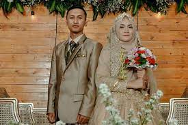Gambar simpel buat baju pengantin pria. 5 Gaun Pernikahan Muslimah Simpel Ini Bikin Penampilanmu Memesona