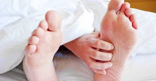 ألم أسفل القدم عند الاستيقاظ من النوم أسبابه وكيف نعالجه زيادة