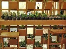 Dari sisi bentuk tidak jauh berbeda dengan bangunan rumah lainnya hanya saja pada rumah dengan kayu peti kemas sebagai bahan utamnya karakter pallet bisa sangat di rasakan pada fasade rumah. Kreasi Partisi Dari Kayu Bekas Unik Dan Cantik Youtube