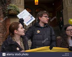 Das thema gehaltserhöhung ist oft eine heikle angelegenheit, denn die interessen des arbeitgebers und den arbeitnehmers stehen in einem deutlichen gegensatz. Protest Fur Gehalt Stockfotos Und Bilder Kaufen Alamy
