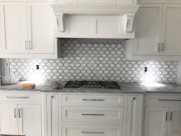White Kitchen Arabesque Backsplash Tile Ideas White Thassos Carrara Marble Arabesque Marrakech Waterje Diy Kitchen Backsplash Kitchen Design Kitchen Remodel