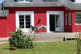 Decouvrons Une Maison Bretonne Traditionnelle A Travers Ses Pieces Aux Couleurs De La Re Couleur Facade Maison Peinture Facade Maison Peinture Maison Exterieur