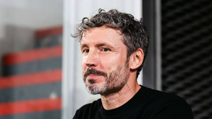 Journalist seems to tease answers out of Mark van Bommel: 'As if you are  the manager' | Goal.com