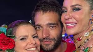 Família Roitman: Paolla, Humberto e Debora se encontram no Carnaval do Rio