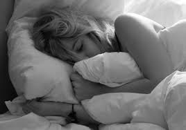A partir d'aujourd'hui, vous vous organiserez une petite surprise une fois par mois, à tour de rôle. 10 Sms Sensuels Avant De Dormir Parler D Amour