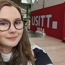 Julie Ferrin's Instagram, Twitter & Facebook