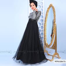 Ust Kisminin Dikisli Pul Suslemeli Altinin Tul Detayli Olmasiyla Dikkat Cekici Sik Bir Gorunume Kavusan Elbise Sirtta Victorian Elbiseler Elbise Moda Stilleri