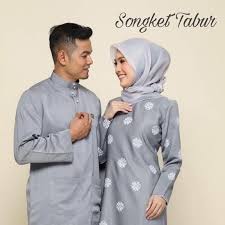 Dipadankan dengan kain duyung yang membuatkan seseorang itu tampak langsing. 20 Koleski Terbaru Baju Raya Sedondon Warna Kelabu Lamaz Morradean