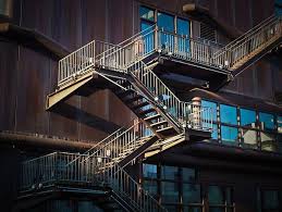 Es ist eine ovale wendeltreppe gemeint,die nach außen gestützt ist und innen einen loch hat, die durchlaufend 3 meter hoch ist (ohne podest) , lg stefan. Treppen Im Einfamilienhaus Almondia Bautipps