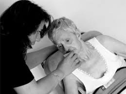Cat traieste un pacient cu boala alzheimer? este una din intrebarile cele mai dificile pe care le poate primi un medic neurolog. Sacrificiile Romancelor Mihaela ViaÅ£Ä De Cosmar Cu O BÄtranÄ BolnavÄ De Alzheimer Gazeta RomaneascÄ Italia