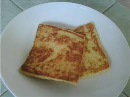 Olesi roti tawar kupas dengan mentega, lalu isi roti dengan telur mayo, keju slice, telur mayo lagi di atasnya, kemudian ditutup dengan roti. Resepi Roti Goreng Telur Cepat Dan Mudah