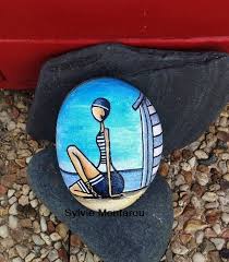 Je peins toutes les pierres de mes dessins originaux à la main avec les peintures acryliques. La Demoiselle A La Cabine Peinture Sur Galet Cabine De Plage Mer Baigneuse Retro Bleu Bretagne Sable Presse Papiers Peinture Sur Galet Peinture Cailloux Peints